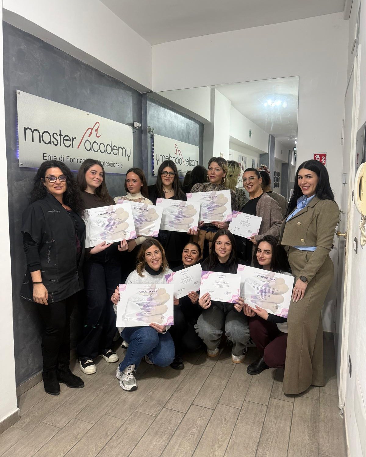 Le allieve del percorso Nails con gli attestati di Onicotecnica nella sede di Master Academy a Napoli